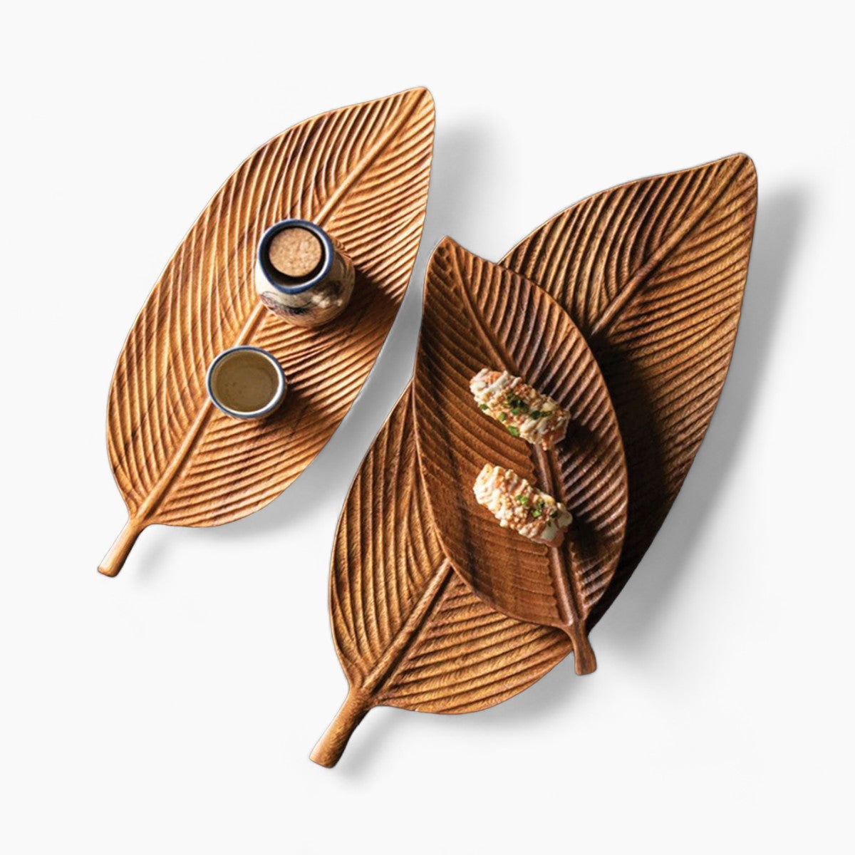 Skål gjord av mörkt valnötsträ med löv