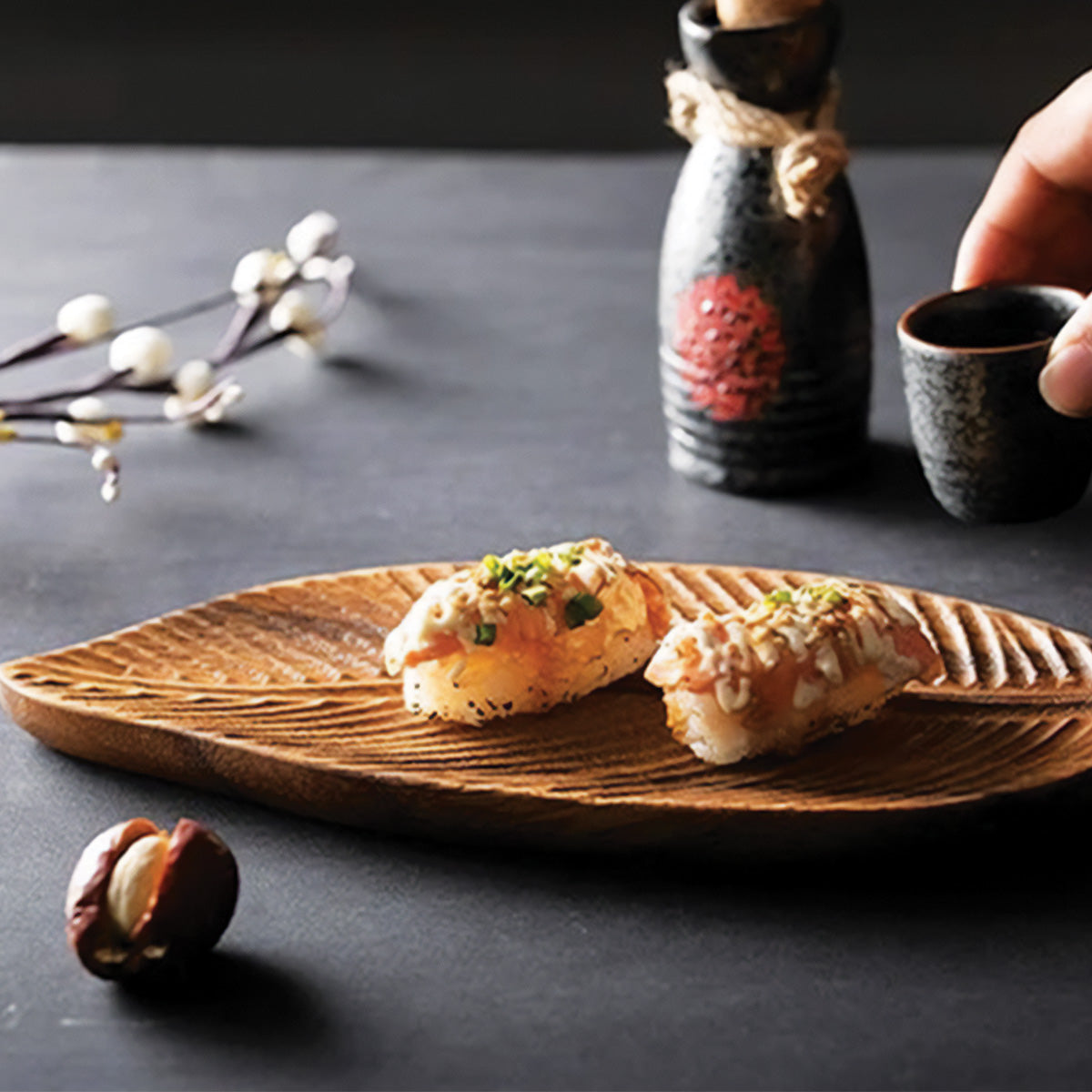 Skål gjord av mörkt valnötsträ med löv