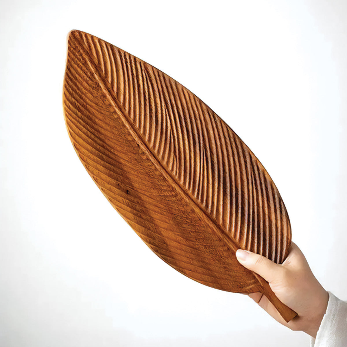 Skål gjord av mörkt valnötsträ med löv