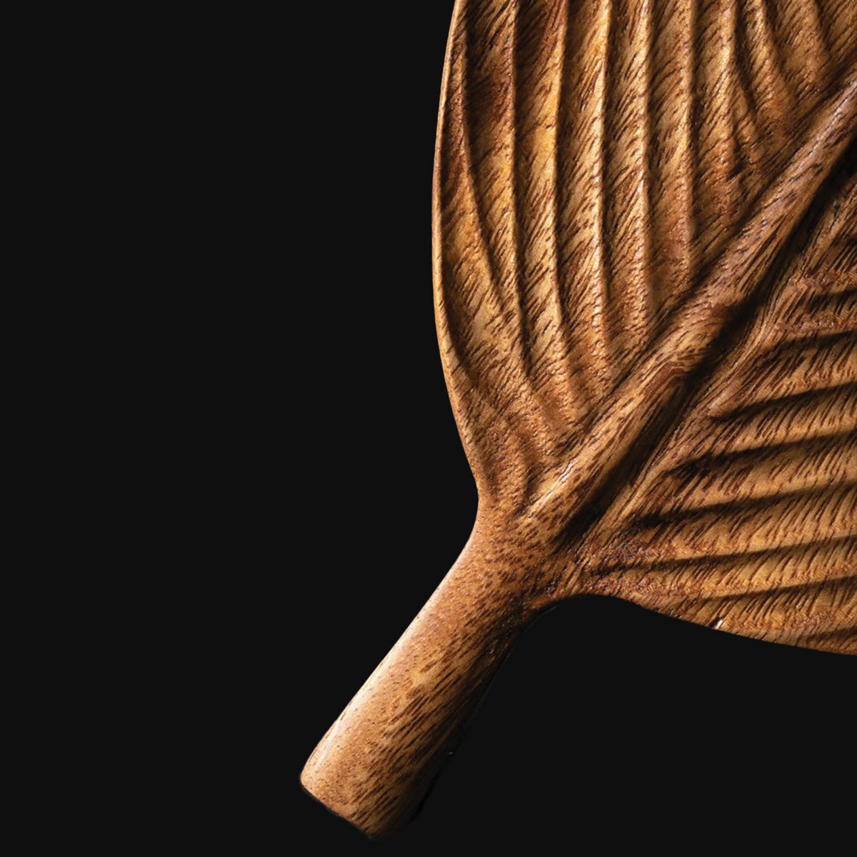 Skål gjord av mörkt valnötsträ med löv