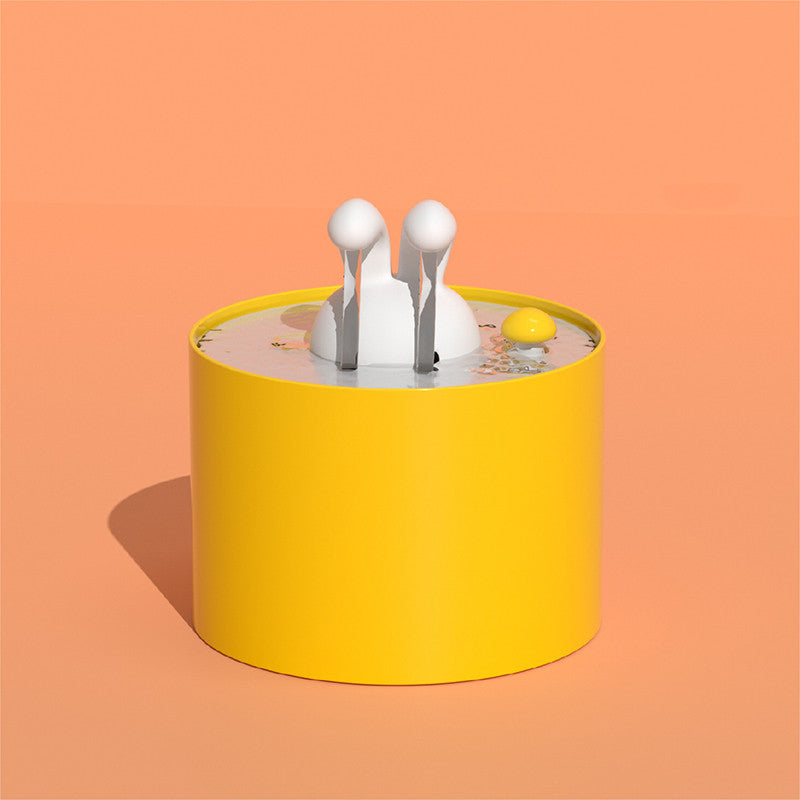 Stilren vattenautomat för en frisk och glad kanin