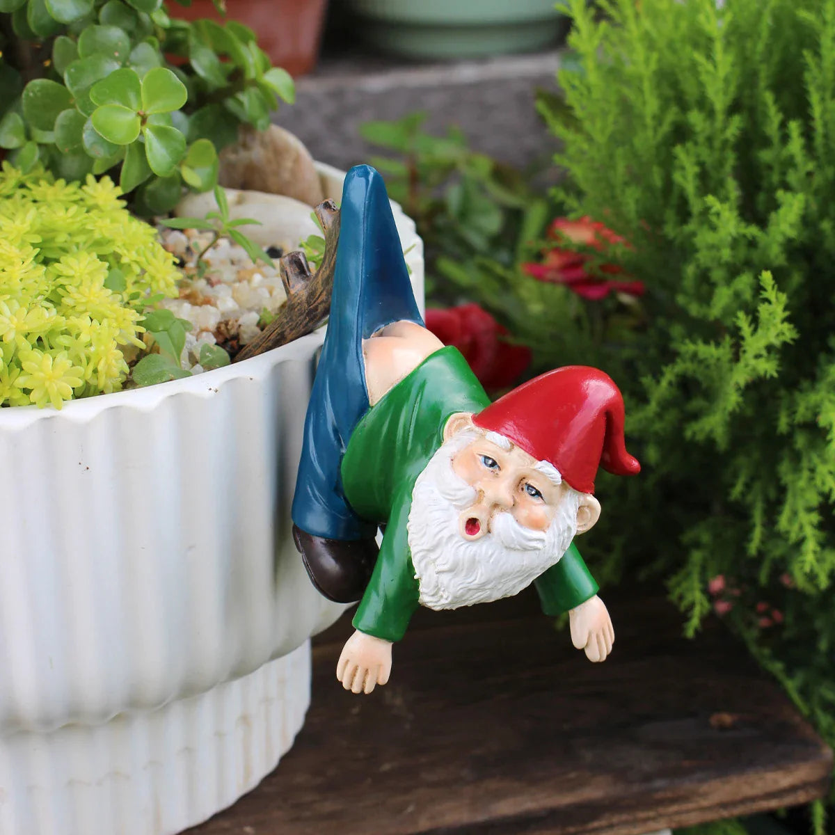Petronia - Söt Tomte Blomkrukshängare gjord av harts med byxor på en gren för lekfull trädgårdsdekoration