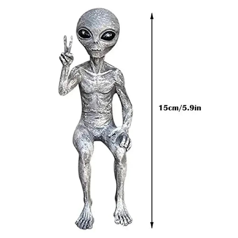 Aethra - Mystisk utomjordisk hartsbild med UFO för unik trädgårdsdekoration