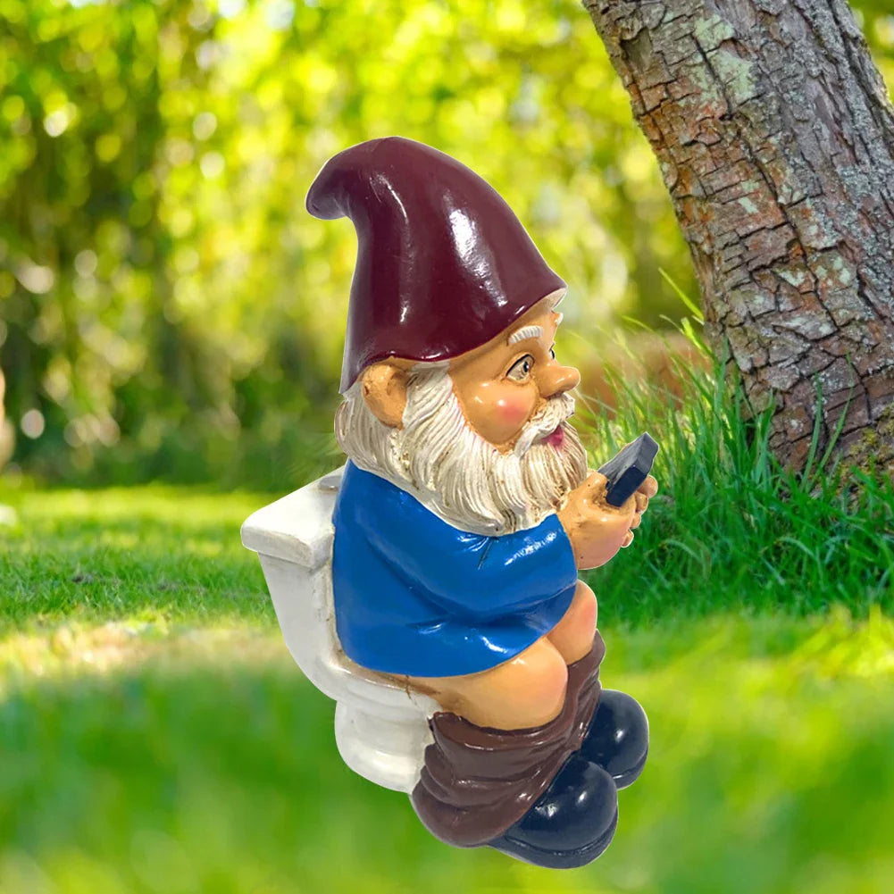 Sylpha - Söt Miniatyr Trädgårdstomtefigur i Resin för Rolig och Humoristisk Trädgårdsdekoration