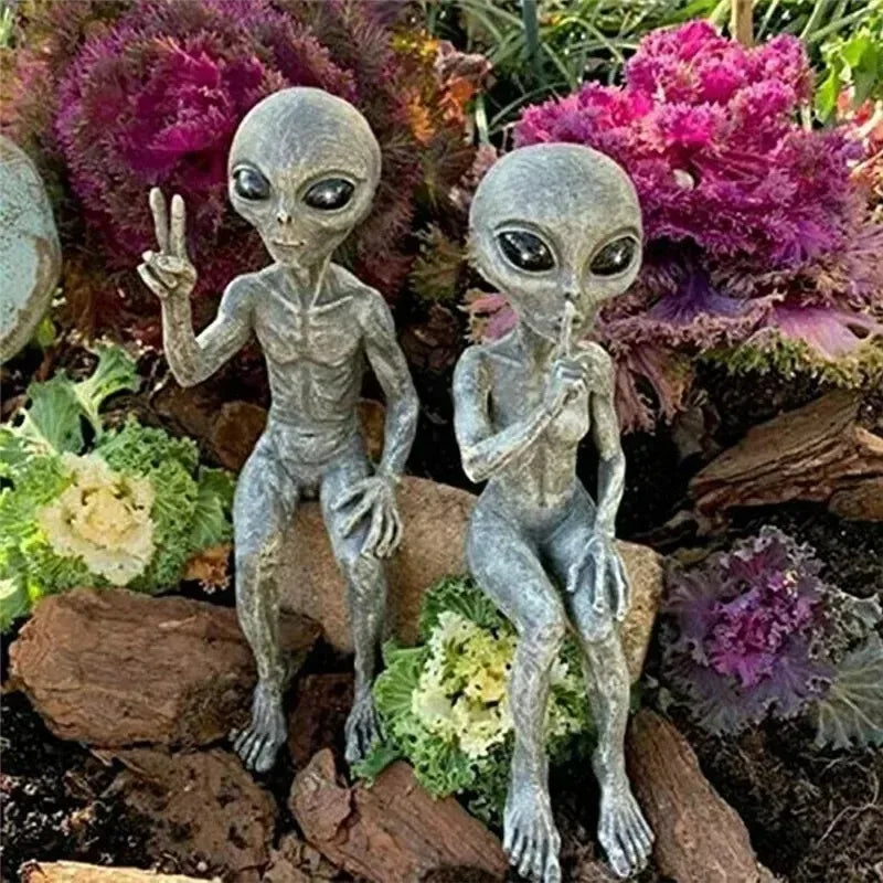 Aethra - Mystisk utomjordisk hartsbild med UFO för unik trädgårdsdekoration