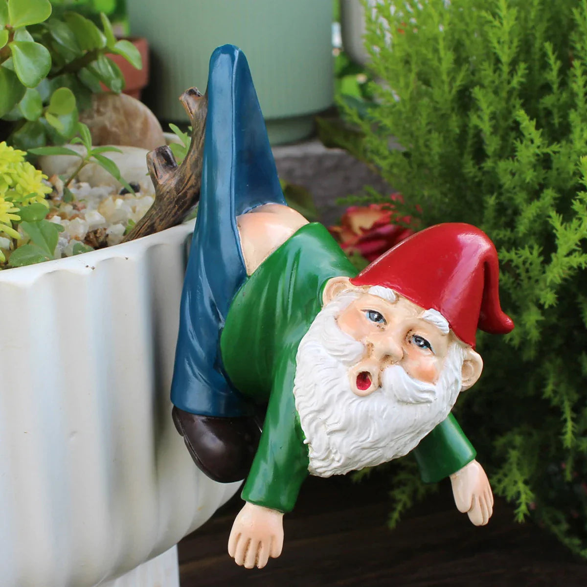 Petronia - Söt Tomte Blomkrukshängare gjord av harts med byxor på en gren för lekfull trädgårdsdekoration