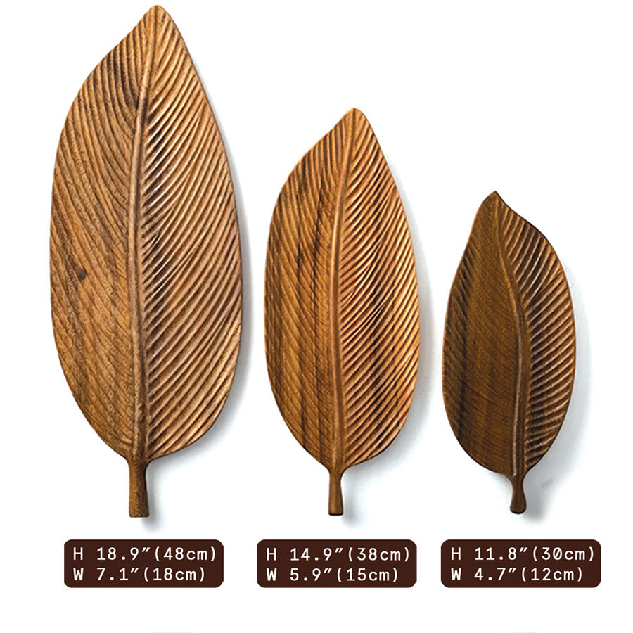 Skål gjord av mörkt valnötsträ med löv