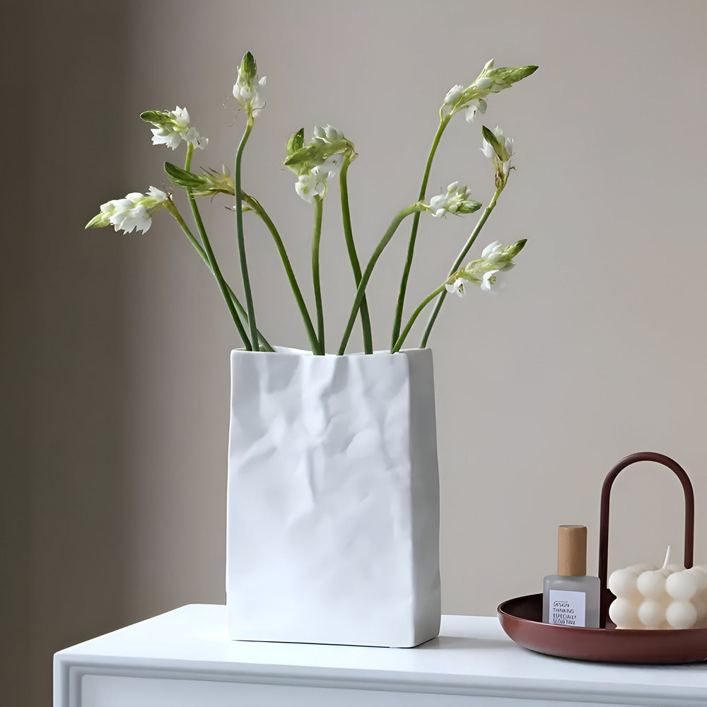 Celorie - Stilren modern keramikvas med papperspåsesdesign