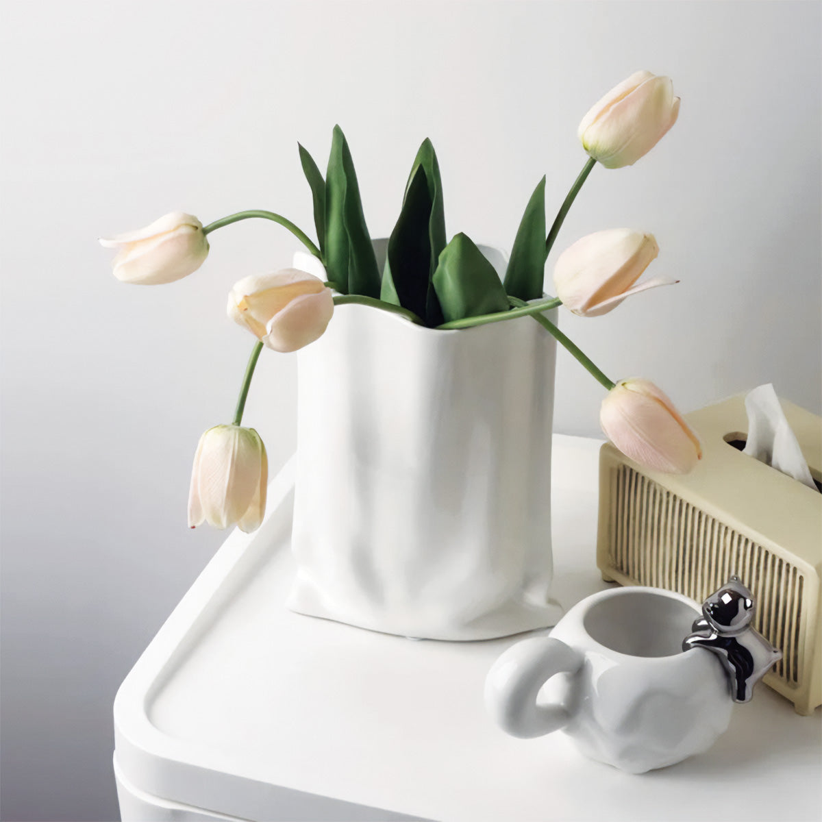Elegant veckad blomvas | Perfekt samtida dekoration för alla dina rum