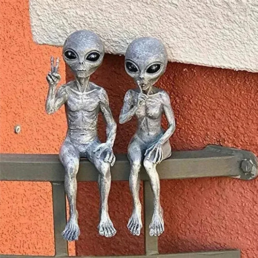 Aethra - Mystisk utomjordisk hartsbild med UFO för unik trädgårdsdekoration
