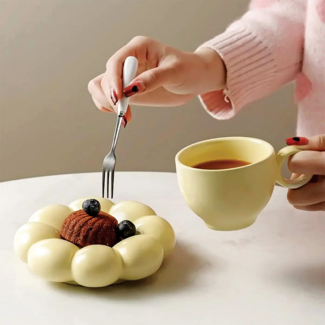 Elegant solrosmugg med blommönster perfekt för en vacker frukost