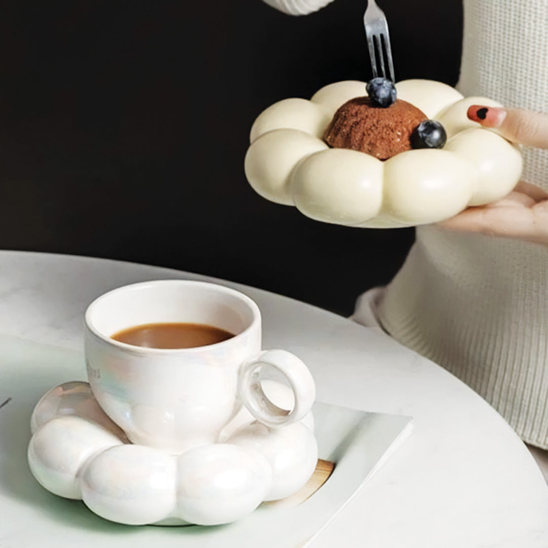 Elegant solrosmugg med blommönster perfekt för en vacker frukost