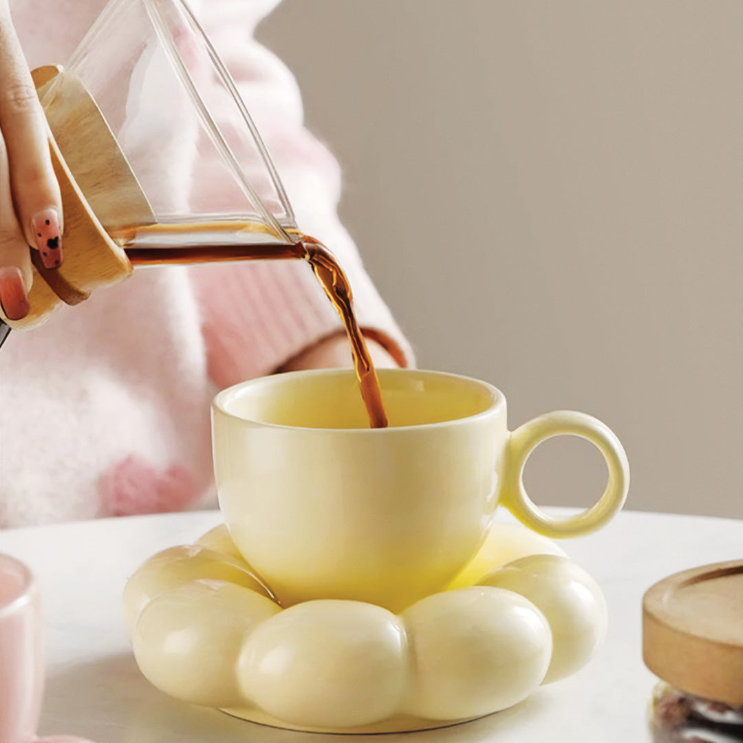 Elegant solrosmugg med blommönster perfekt för en vacker frukost