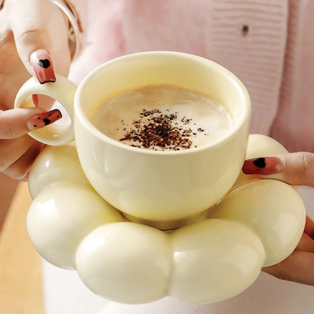 Elegant solrosmugg med blommönster perfekt för en vacker frukost