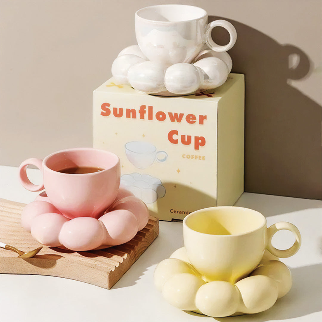 Elegant solrosmugg med blommönster perfekt för en vacker frukost