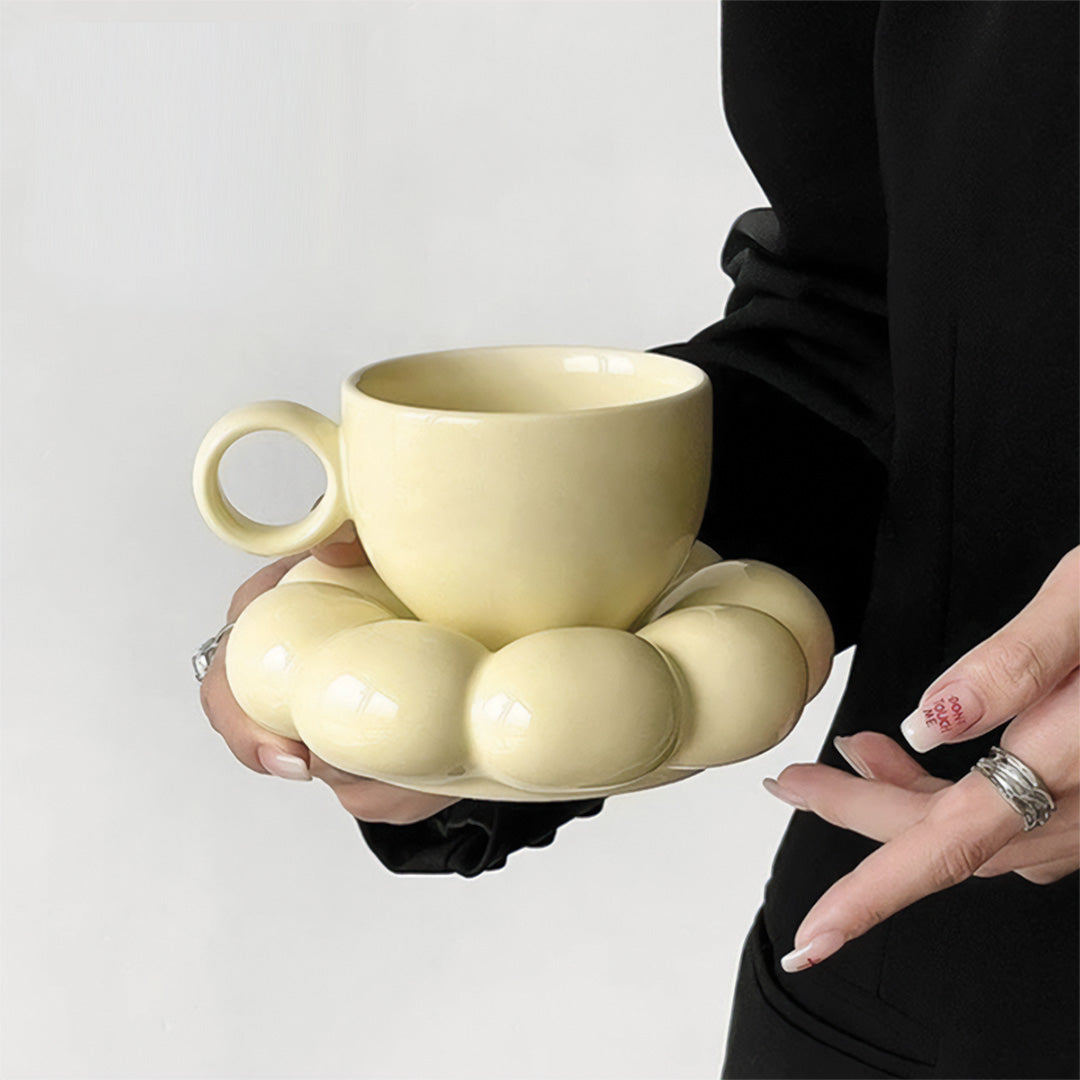 Elegant solrosmugg med blommönster perfekt för en vacker frukost