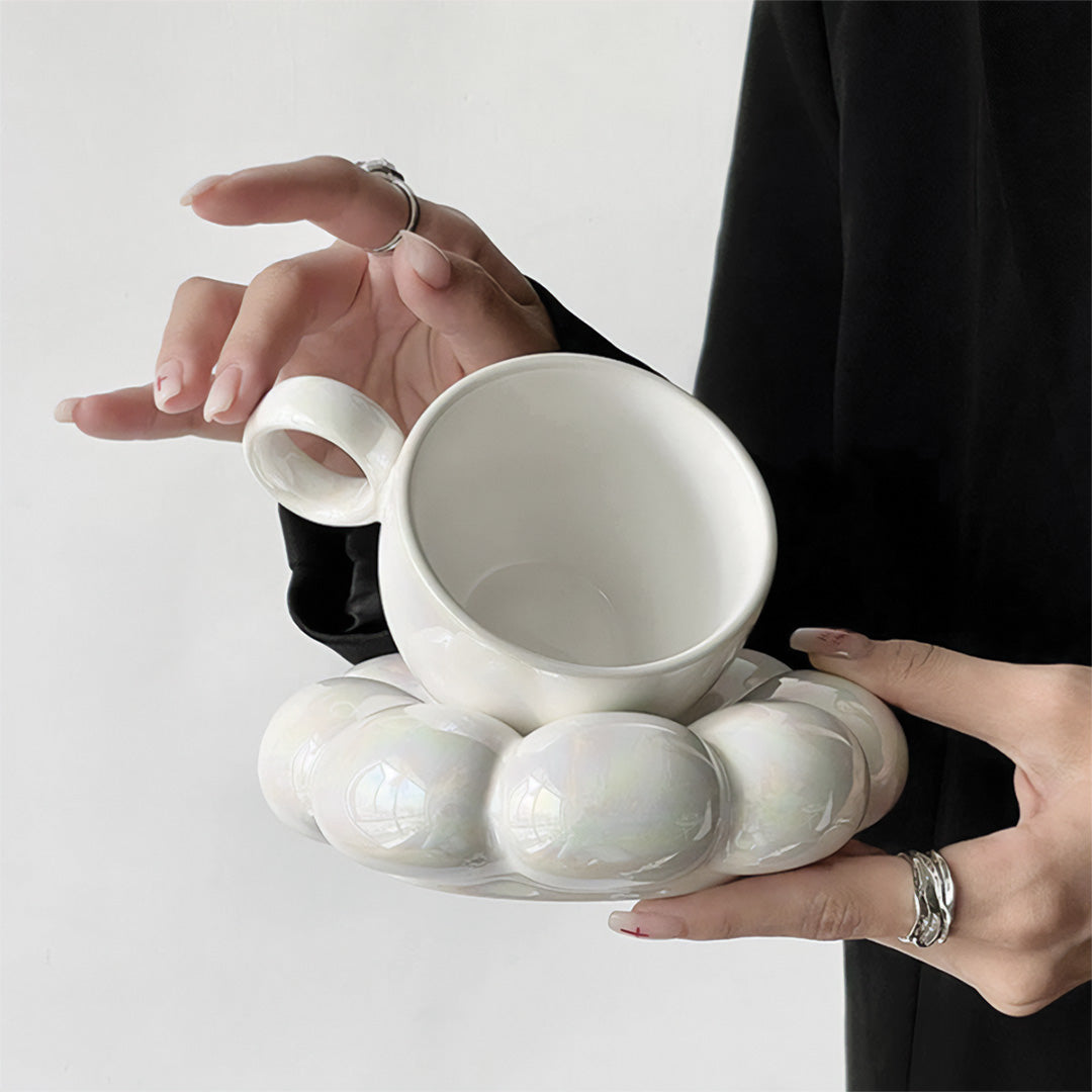 Elegant solrosmugg med blommönster perfekt för en vacker frukost