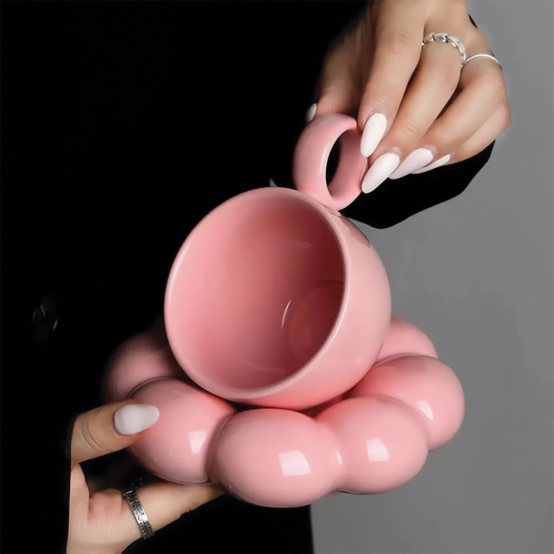 Elegant solrosmugg med blommönster perfekt för en vacker frukost