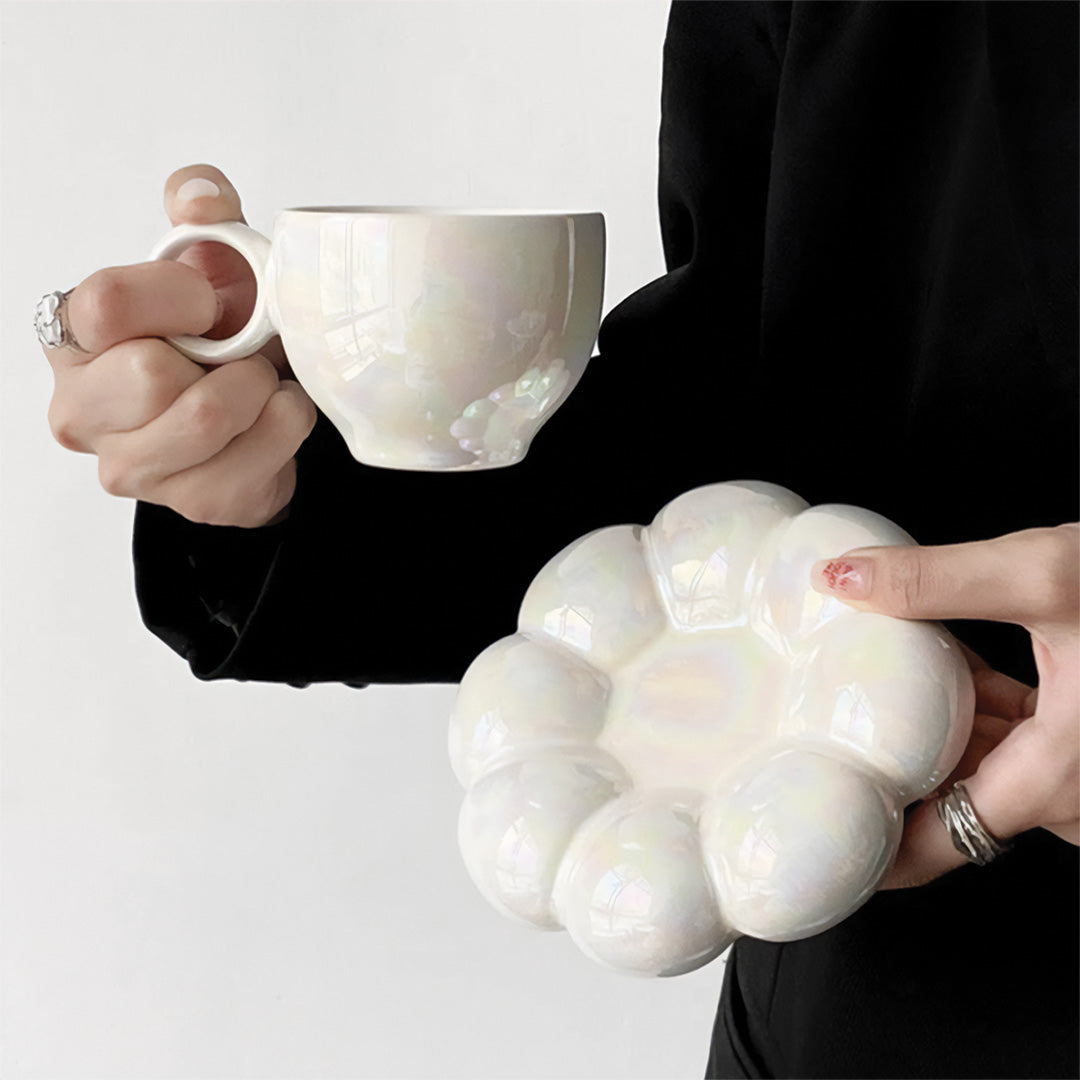 Elegant solrosmugg med blommönster perfekt för en vacker frukost