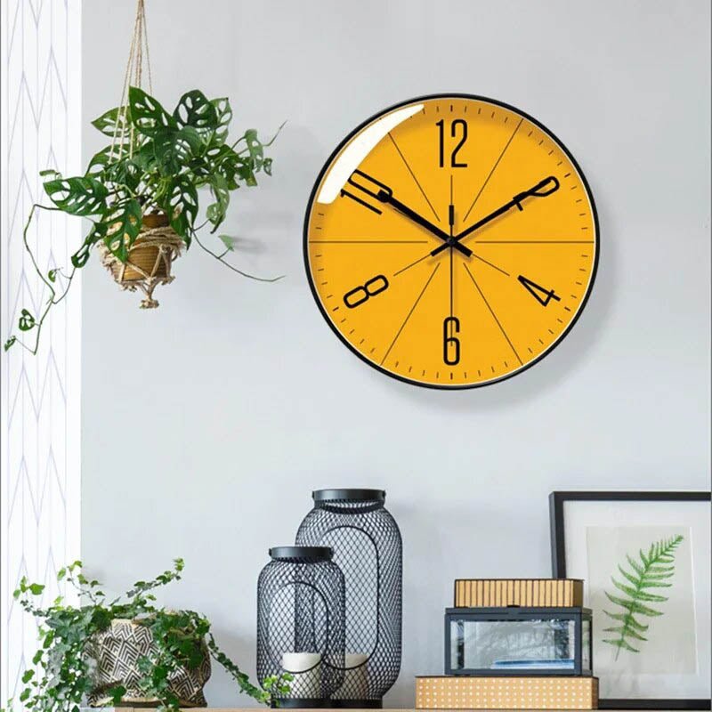 Marcia - Modern väggklocka med elegant minimalistisk design